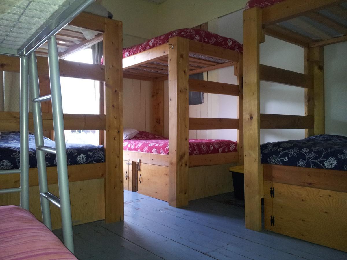 Kicking Horse Backpacker Hostel Golden Exterior foto